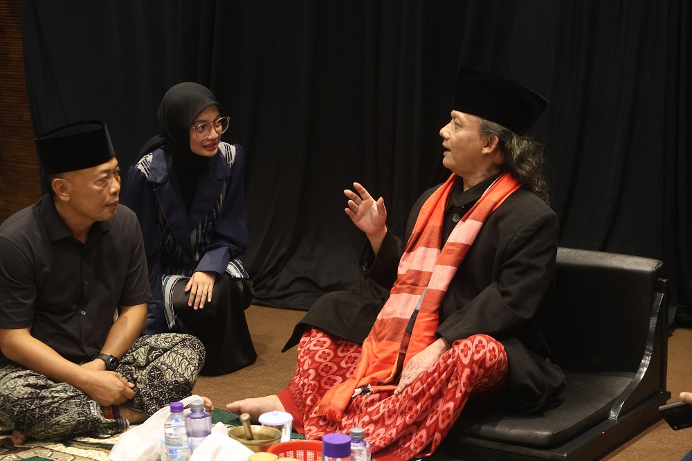 Bupati Ponorogo Sugiri Sancoko dan Wali Kota Vinanda Prameswati berbincang dengan Gus Robert dalam haul Gus Miek Senin (09/6).