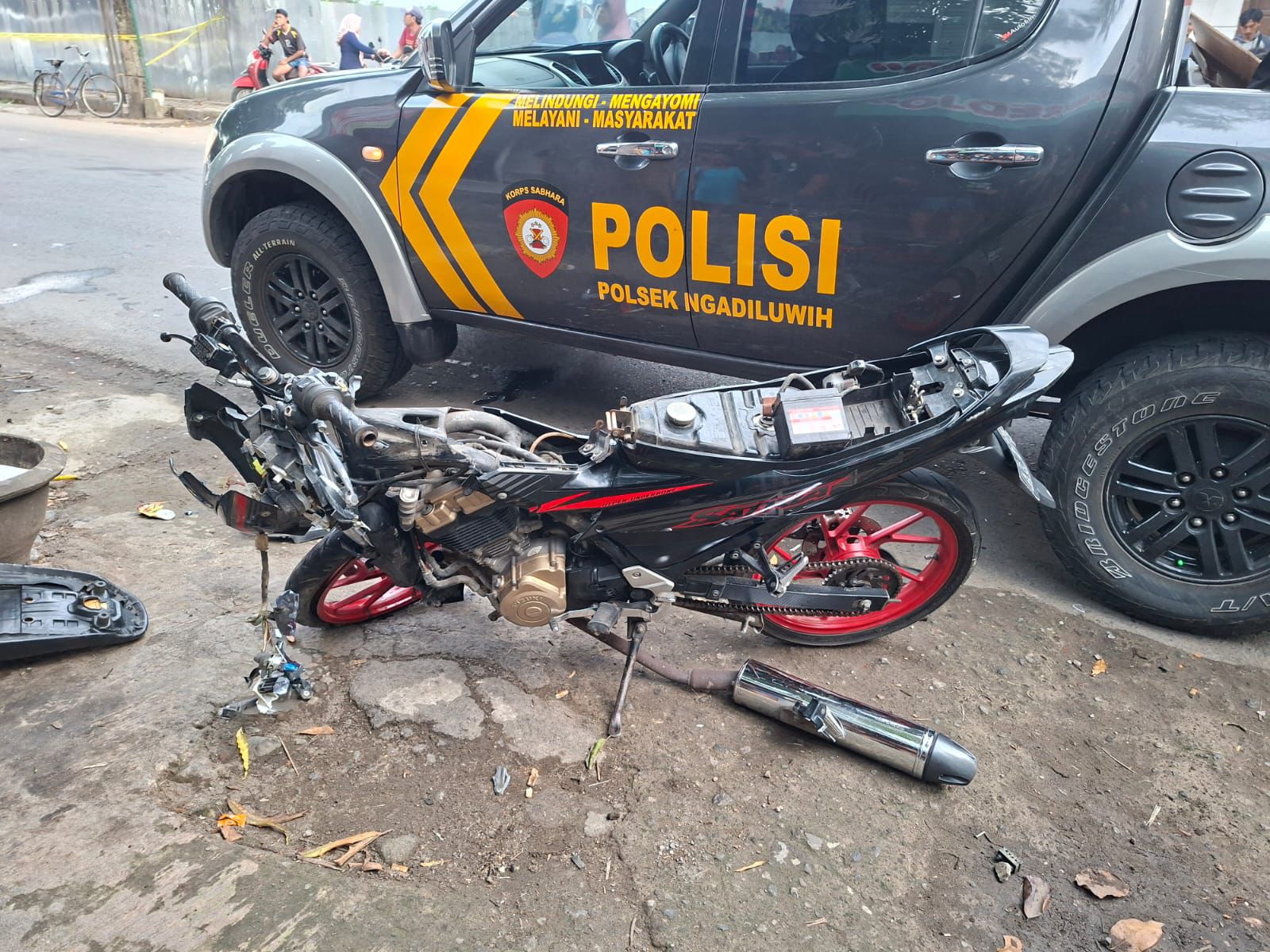 Polisi mengamankan sepeda motor korban yang rusak parah.