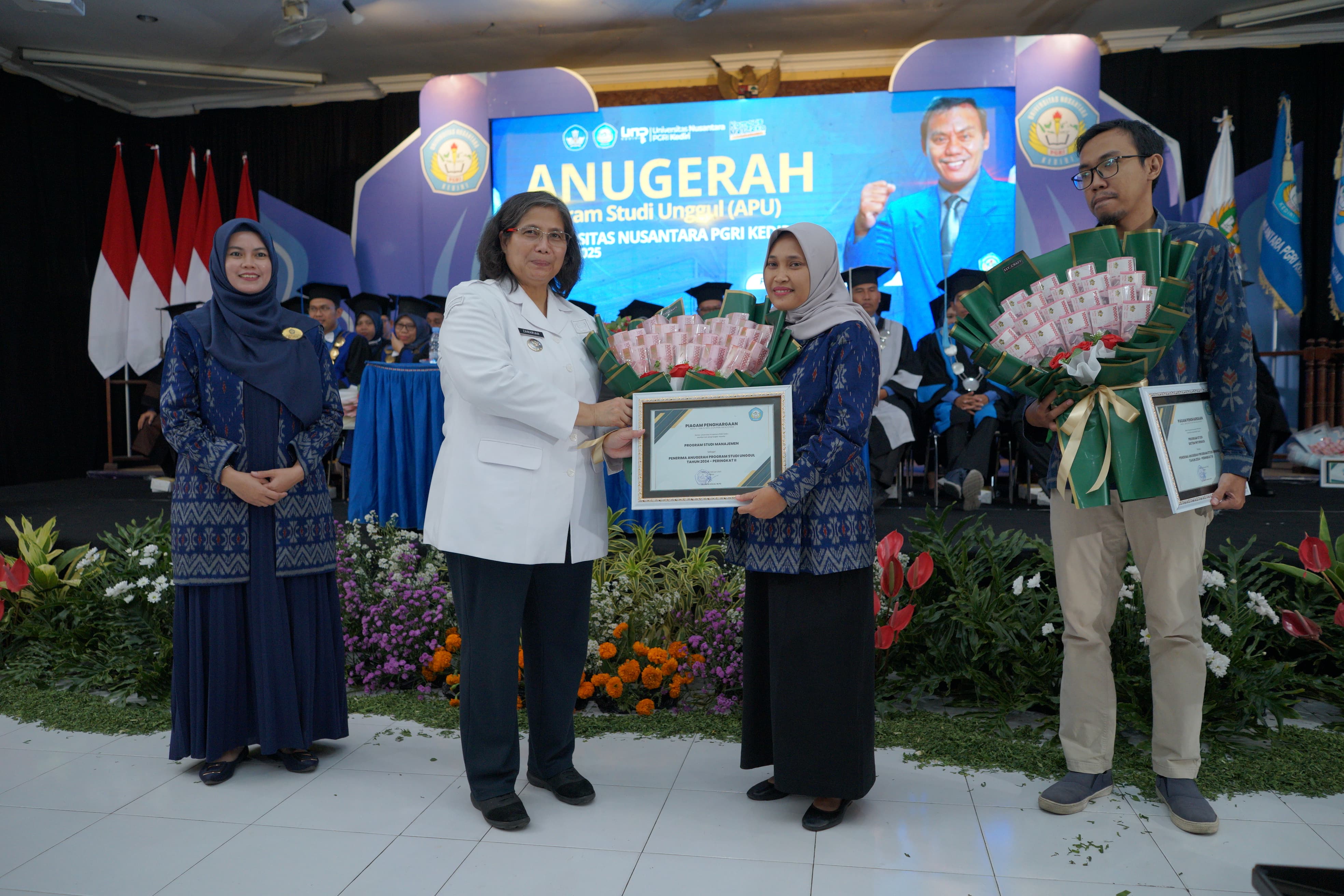 Kaprodi Manajemen UNP Restin Meilina, M.M. menerima Anugerah Program Studi Unggul 2025 yang diserahkan langsung Dr Ir Zanariah, M.Si. saat masih menjabat PJ Wali Kota Kediri (15/2) lalu.