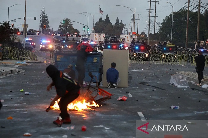 Selama tiga hari berturut-turut, ratusan pengunjuk rasa terlibat bentrok dengan aparat keamanan di pusat kota Los Angeles.