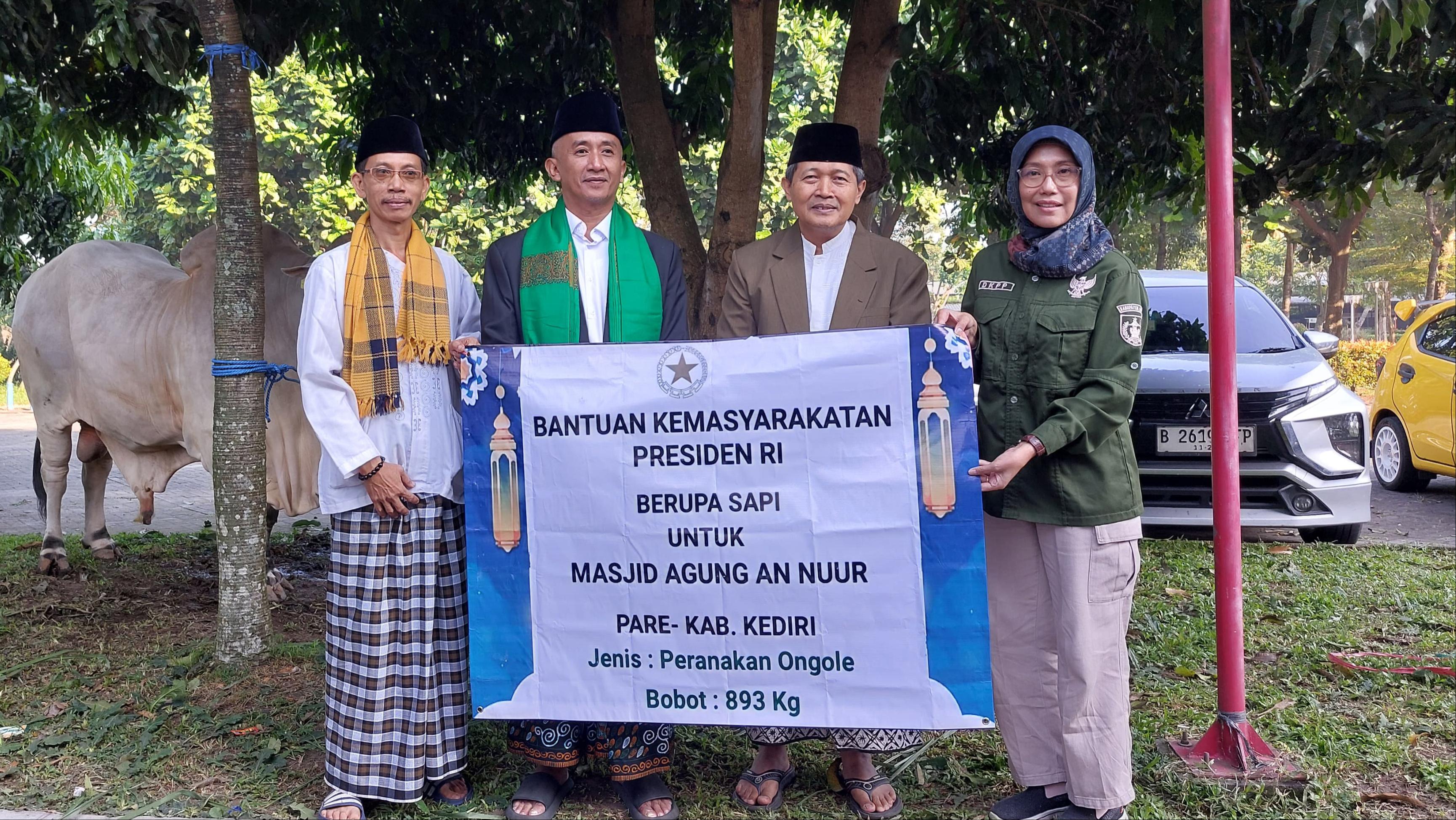 Plt Kepala DKPP Kabupaten Kediri drh Tutik Purwaningsih, Sekda M. Solikin, Takmir Masjid Agung An-Nuur Muhib Alhafid dan Kabid Peternakan drh Istar Abadi berfoto saat penyerahan bantuan sapi kurban Pr
