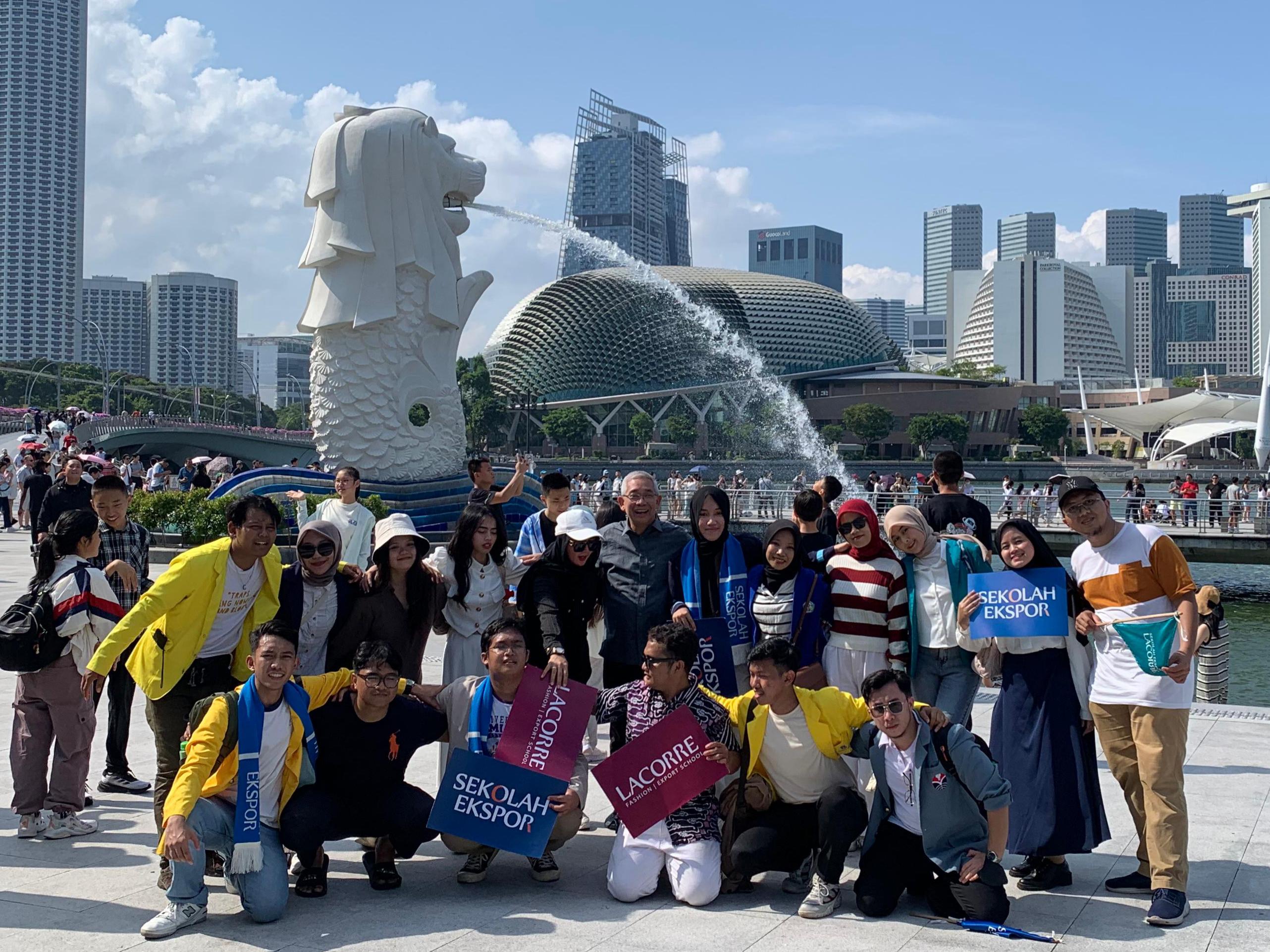 Mahasiswa Prodi Manajemen UNP berfoto di area patung Merlion Singapore saat Awardee Jalan-Jalan Ekspor 2024 lalu.