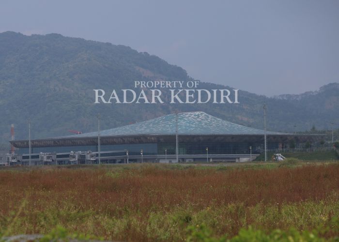 SEPI: Bandara Dhoho Kediri tampak lengang sertelah  penerbangan dihentikan.