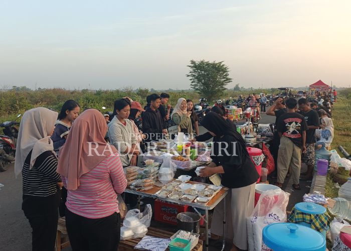RAMAI: Pembeli ketan bubuk antre di pasar dadakan kawasan Stadion GDJ.