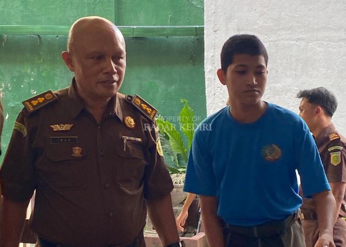 Terdakwa dijaga ketat oleh jaksa saat akan sidang di PN Kota Kediri.