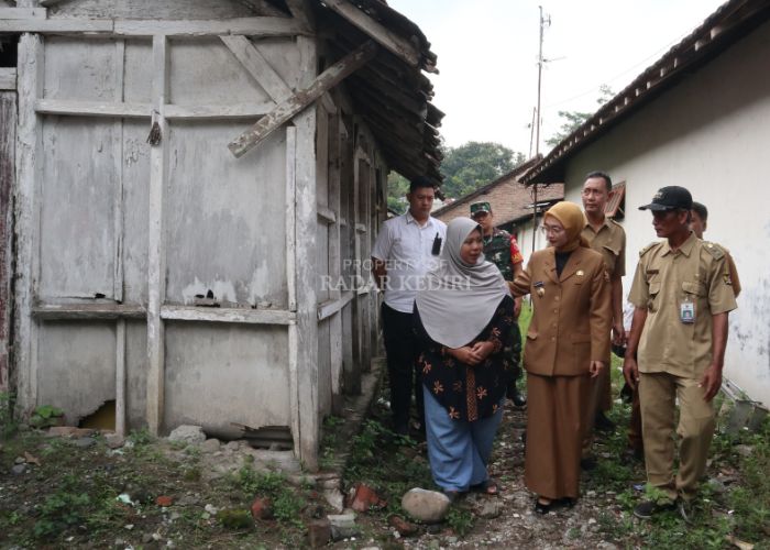 BLUSUKAN: Wali Kota Kediri Vinanda Prameswati meninjau rumah tidak layak huni yang ada di Kota Tahu.