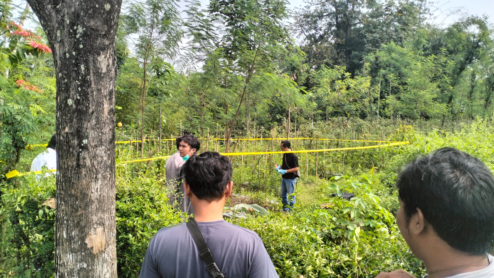 Petugas kepolisian dan pihak terkait melakukan olah TKP di Desa Satak, Puncu.