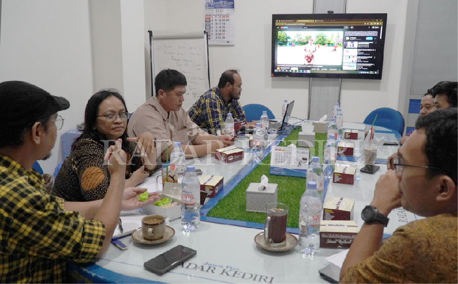 Suasana penjurian karya inovasi peserta EJIES 2025 yang melibatkan Warek UNP Kediri Dr Agus Muji Santoso MSi (kanan) di meeting room JP Radar Kediri kemarin.