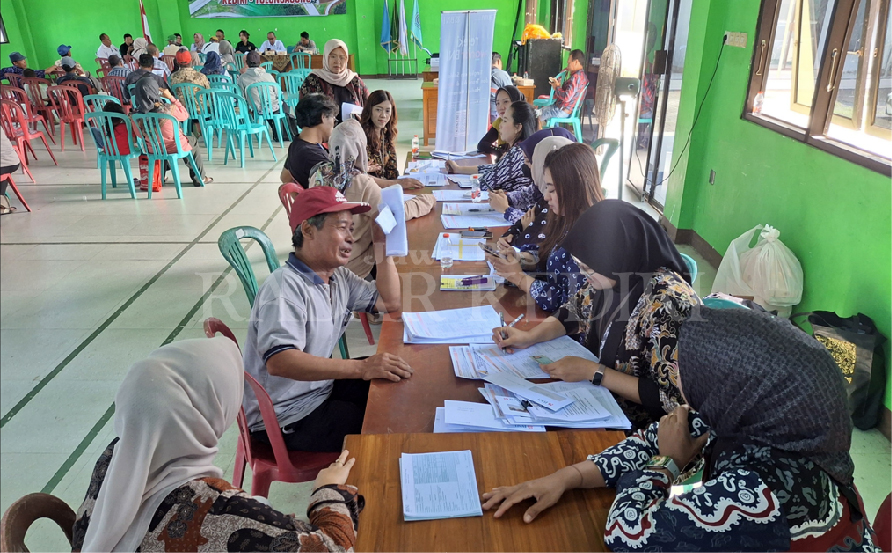 Sejumlah warga pemilik tanah terdampak tol menyerahkan berkas kepemilikan tanah agar bisa mendapat uang ganti rugi di Balai Desa Manyaran, Banyakan kemarin.