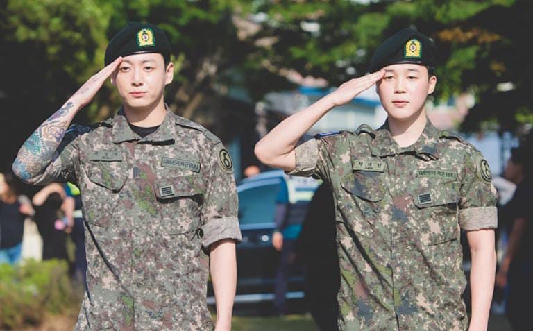Jimin dan Jungkook BTS memberikan hormat kepada para penggemar dan media.