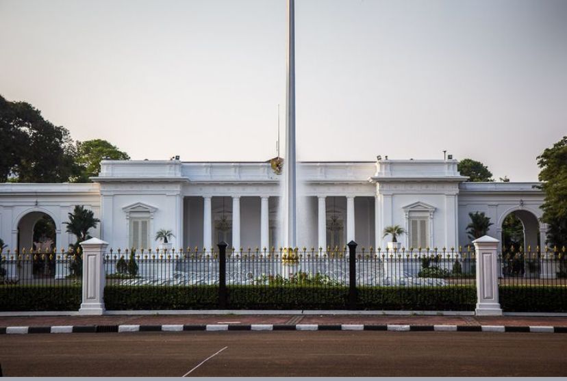 Massa gabungan dari Aliansi R2 dan R3 Indonesia turun ke Istana Negara.