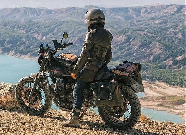 Ilustrasi seorang pria sedang turing menggunakan motornya.