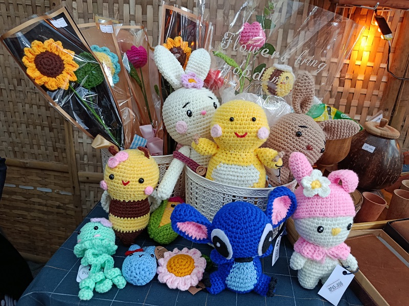 Gantungan Kunci, Buket Bunga, Boneka menjadi produk unggulan Pipiet
