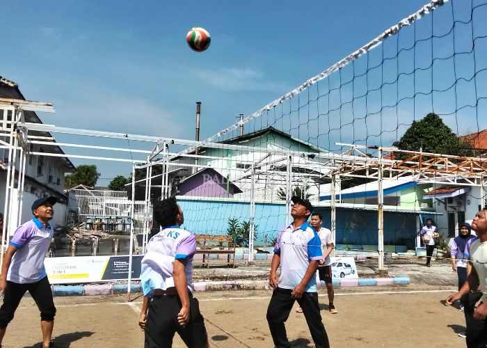 Peringati HUT ke- 4, RSUD Kilisuci Kota Kediri mengadakan lomba bola voli pesertanya adalah pegawai dan tenaga kesehatan.