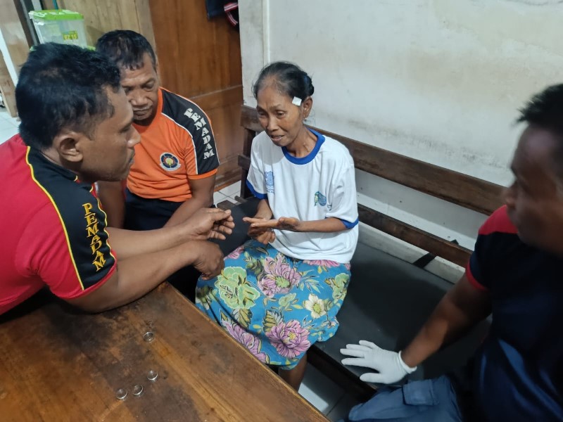 Petugas damkar Kota Kediri melepas cincin yang lekat di jari seorang lansia.
