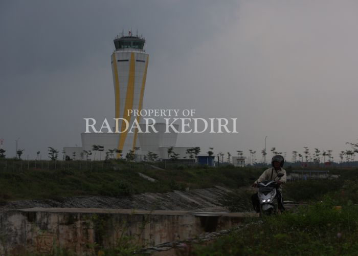 LIBUR: Pengendara bermotor melintas di dekat Bandara Dhoho Kediri.