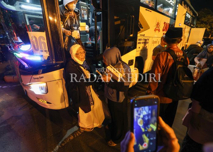 MABRUR: Jemaah haji Kota Kediri saat tiba di GOR Jayabaya.