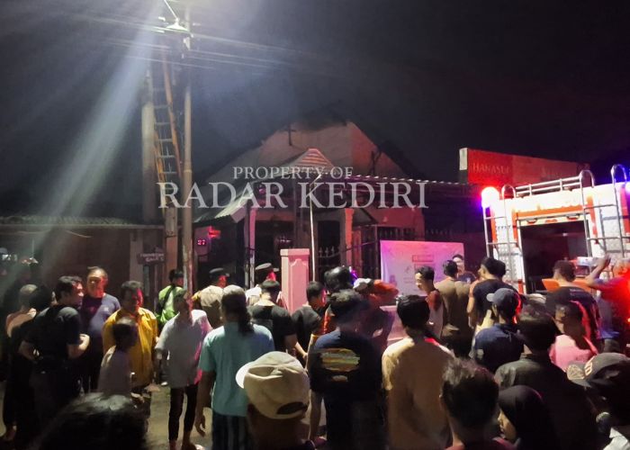 MEMBLUDAK: Warga Desa Pulosari, Kecamatan Pare memadati lokasi kebakaran.