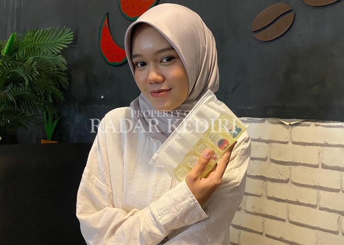 SOFT: Koleksi parfum milikl Qinna warga Mojoroto.