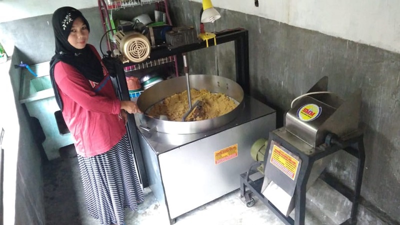 Isti sedang menunjukan proses pembuatan kletik nanas