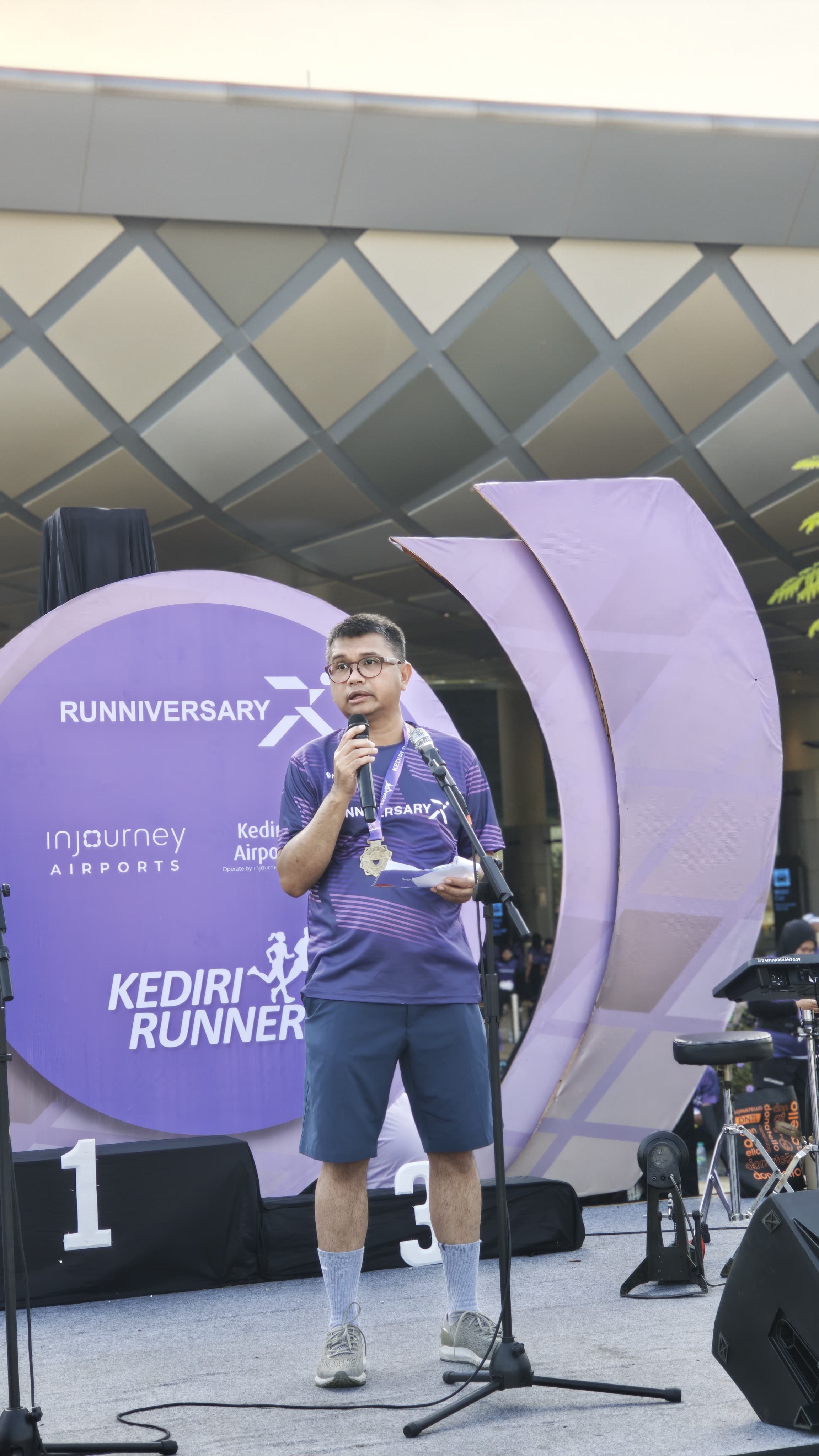 Head Area 3 BNI wilayah 18 Rahmanto memberikan sambutan di acara Runniversy Kediri, tambah saldo dan perbanyak transaksi di Rejeki wondr BNI