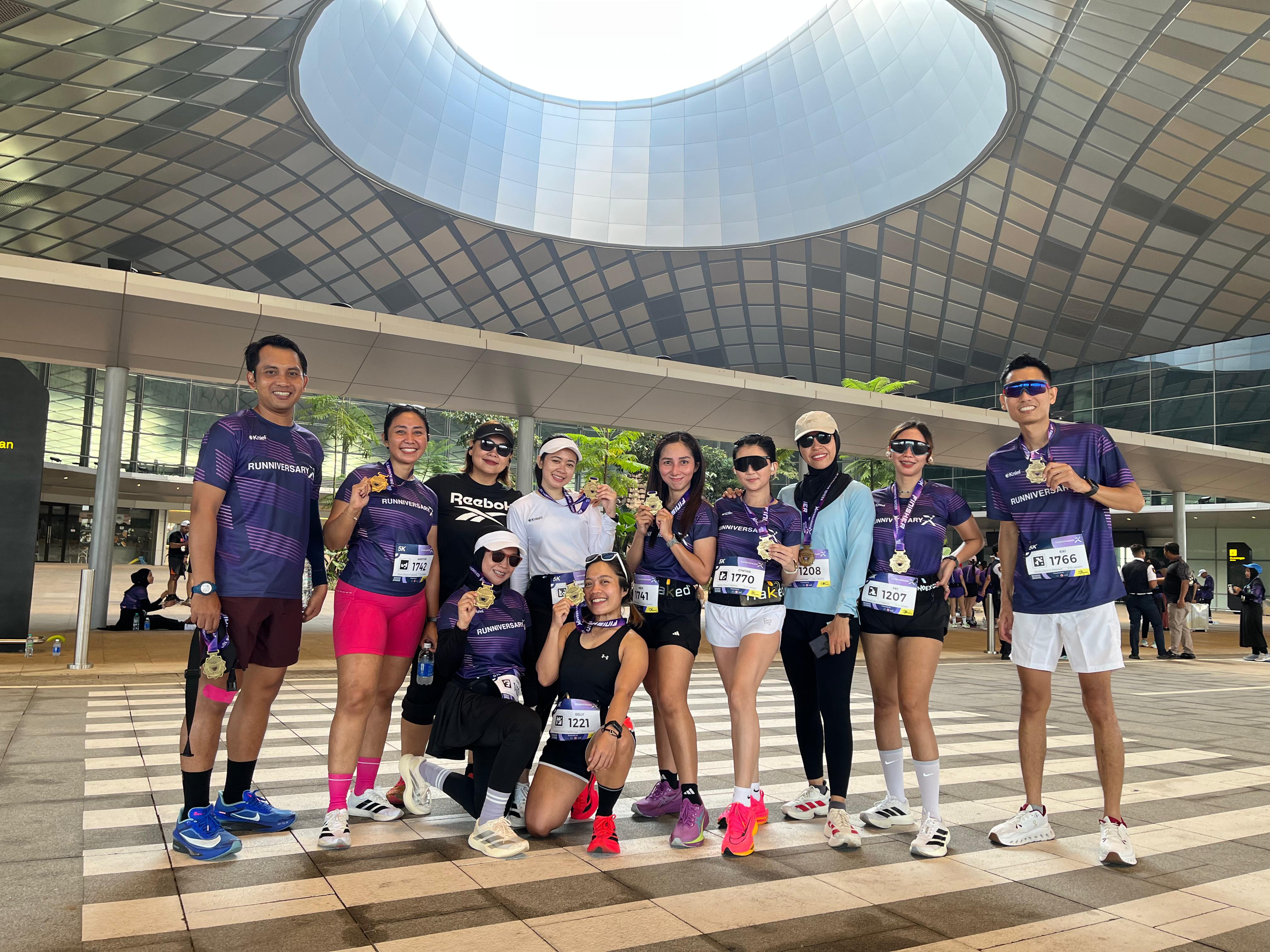Anggota komunitas Kediri Runners saat event di Bandara Dhoho Kediri.