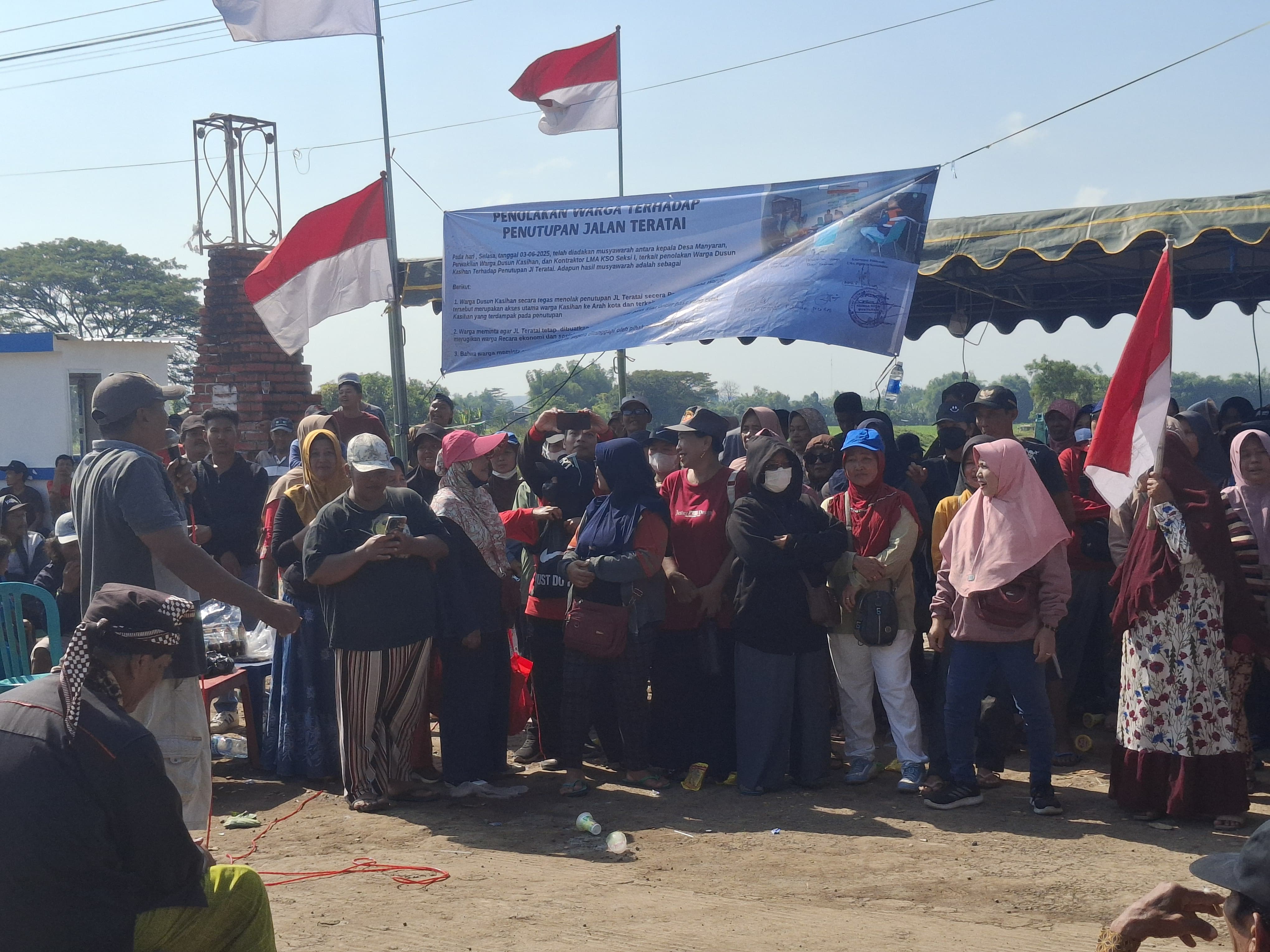 Ratusan Warga Manyaran Banyakan Kediri Protes Penutupan Jalan Imbas Proyek Tol Ki Agung Akses Bandara Dhoho.