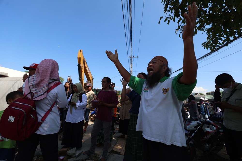 Sejumlah warga melakukan doa bersama sebagai wujud sindiran dan penolakan eksekusi tanah terdampak tol akses bandara di Desa Tiron, Banyakan kemarin.