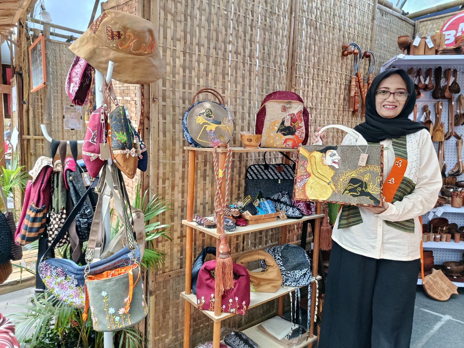 KREATIF: Sri Marilin menunjukkan tas bercorak etnik buatannya. Hasil karyanya banyak diminati karena memiliki nilai seni tinggi.