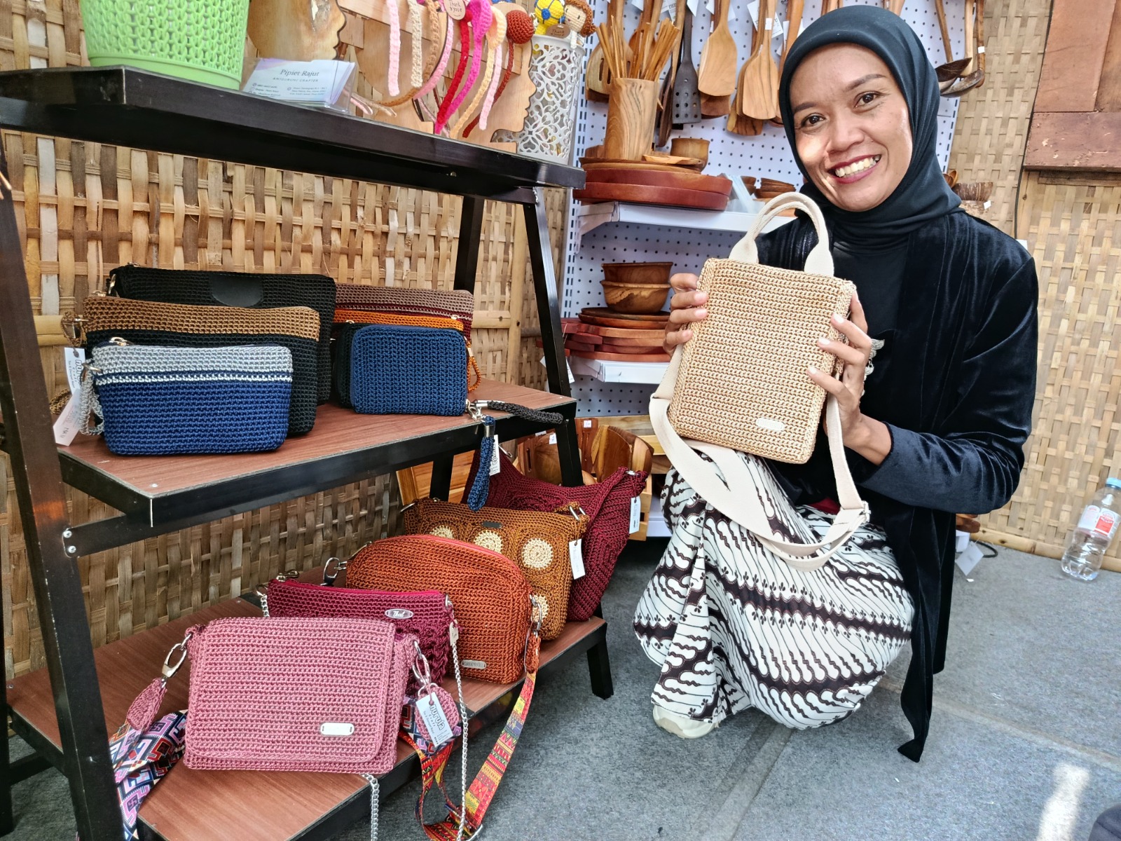 KREATIF: Nurul Anisah menunjukkan kerajinan tas rajut berkualitas tinggi yang dibuatnya dari benang nilon.