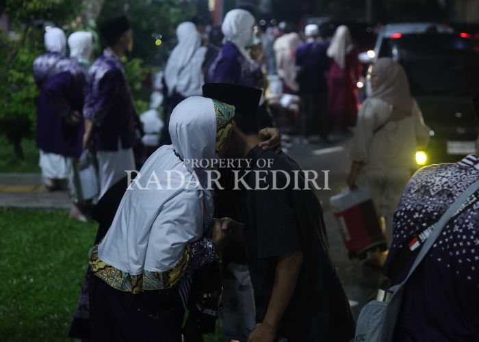 SELAMAT: Jemaah haji asal Kabupaten Kediri disambut keluarga setelah tiba di Pemkab Kediri