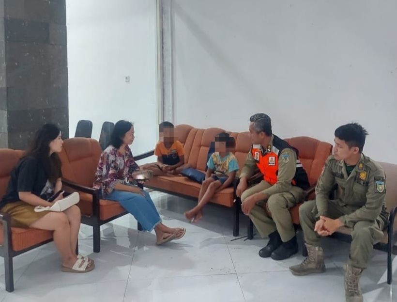 Satpol PP Kabupaten Kediri mengamankan dua bocah terlantar.