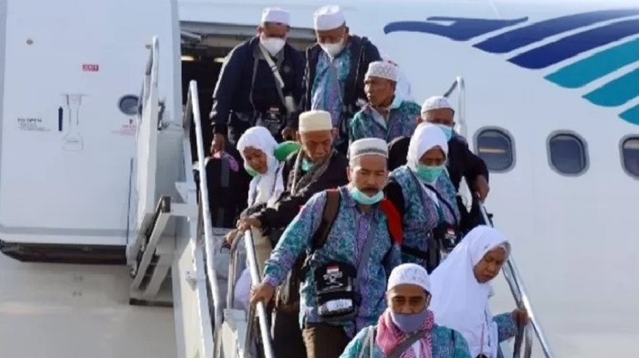 Jemaah haji asal Indonesia menuruni pesawat.