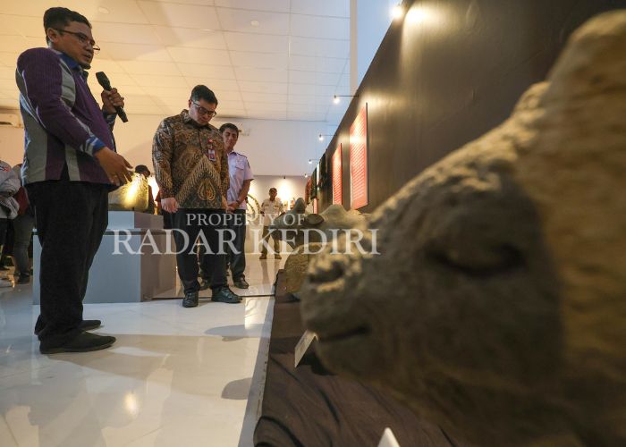 PENINGGALAN SEJARAH: Bupati Kediri Dhito saat berkunjung pameran temporer pre launching Museum Sri Aji Jayabaya.