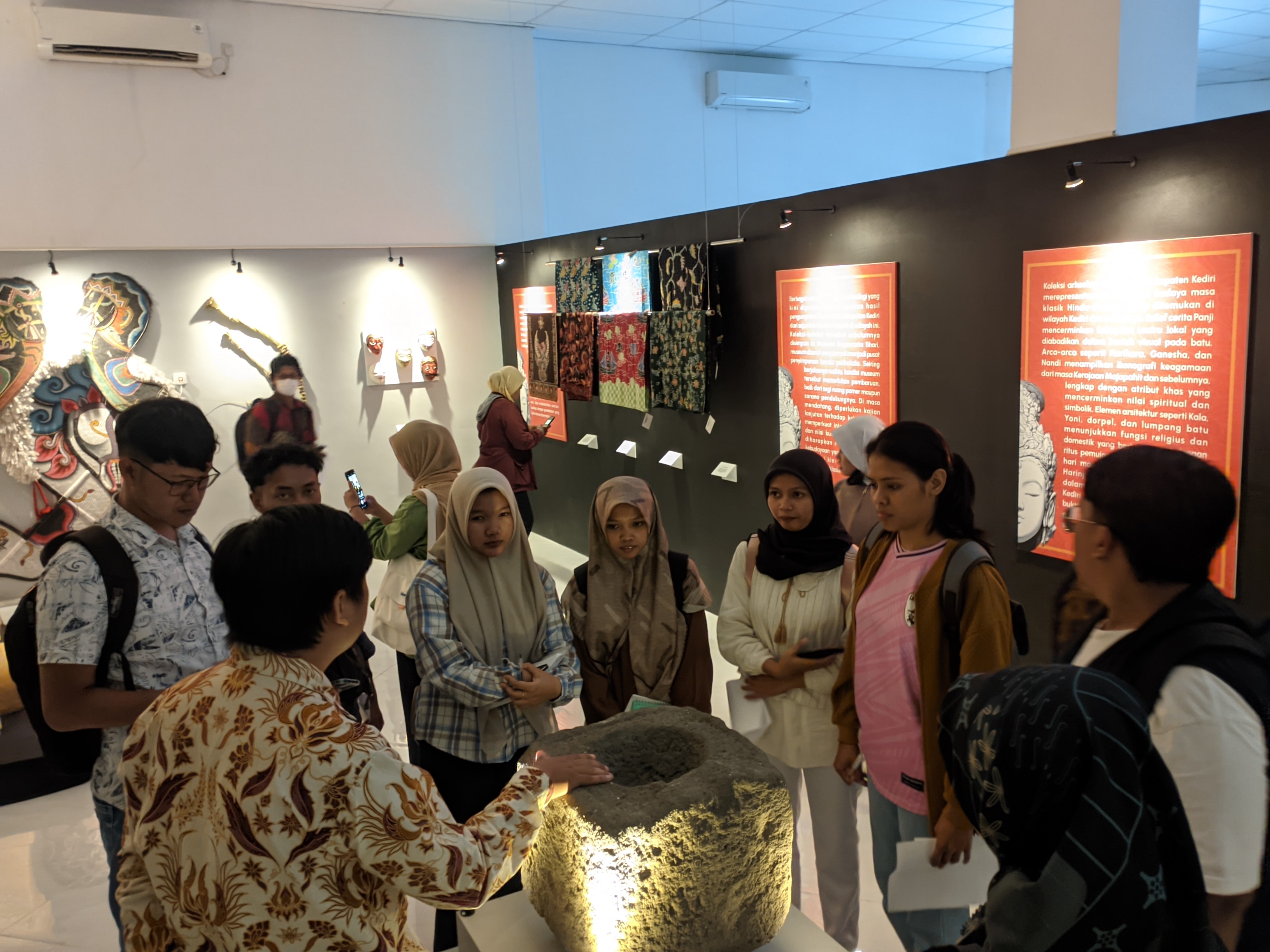 ANTUSIAS: Pengunjung meramaikan pameran temporer Pra-Launching Museum Sri Aji Jayabaya Kediri