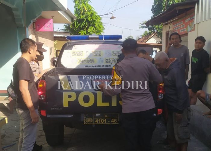 BIKIN GEMPAR: Polisi mendatangi lokasi kejadian meninggalnya warga Malang di eks-lokalisasi.