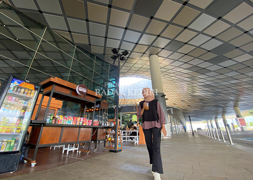 SEPI: Seorang pengunjung membeli es teh di Angkringan Panji Bandara Doho Kediri