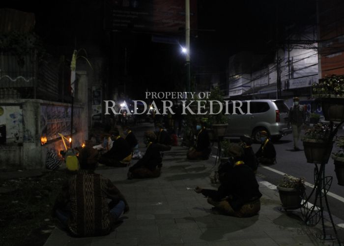 TRADISI: Ritual tola bala di Kediri.