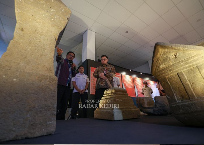 Bupati Kediri, Hanindhito Himawan Pramana saat mengunjungi Pameran Temporer pre-Launching Museum