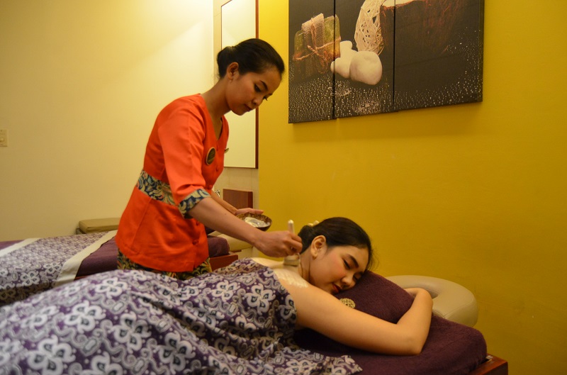 Spa dengan menggunakan teh putih yang memiliki kandungan antioksida