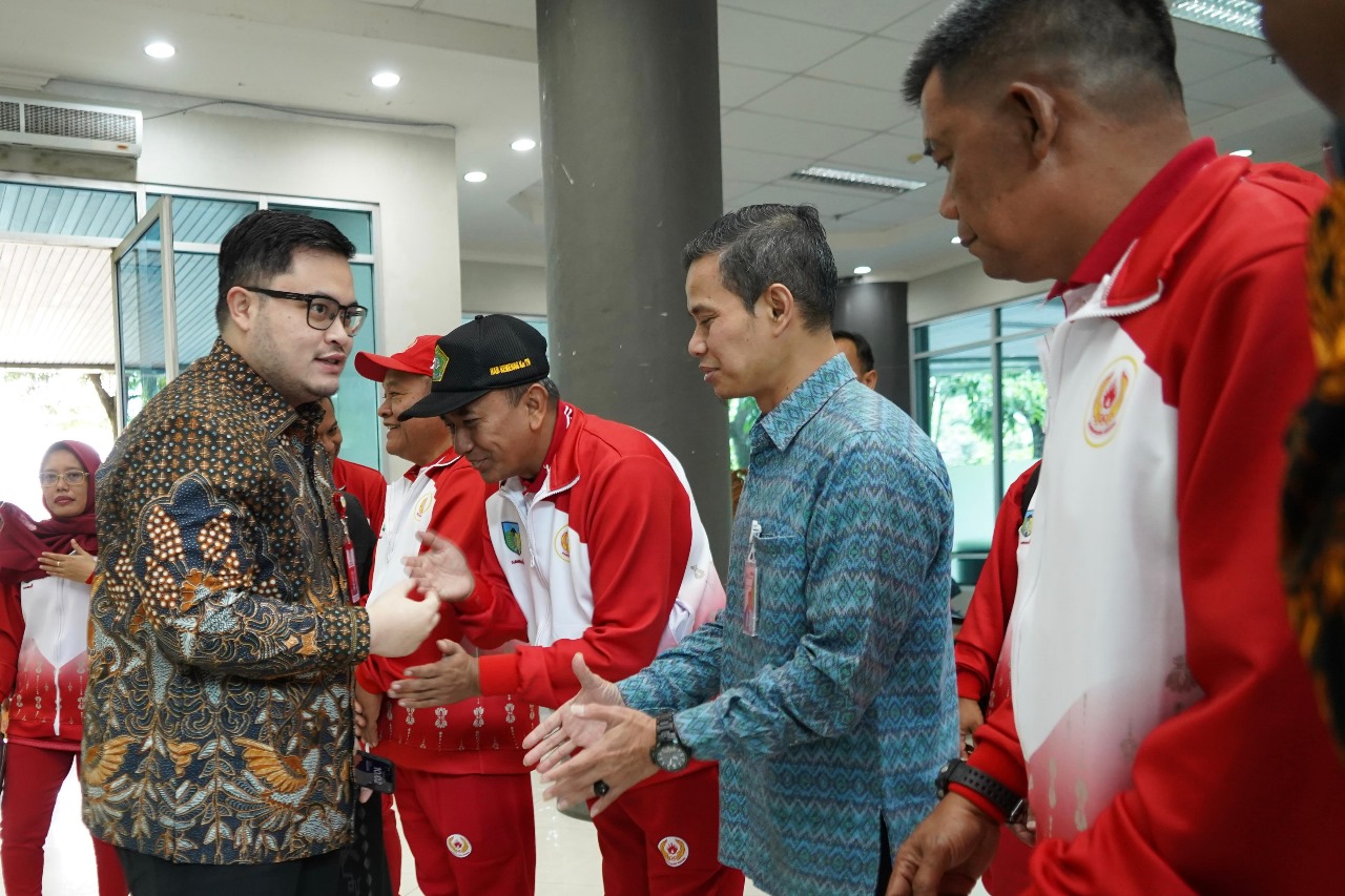 SUPPORT ATLET: Bupati Kediri Hanindhito Himawan Pramana menyalami para atlet yang akan berlaga di ajang Porprov IX Jatim di Malang Raya, kemarin.