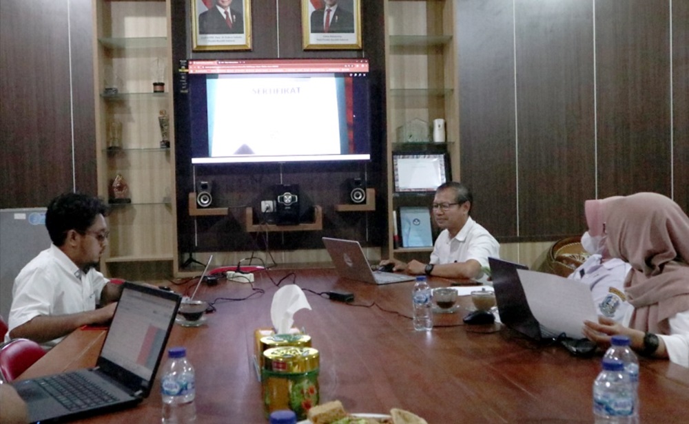 Operator SMAN 2 Kota Kediri memverifikasi berkas prestasi yang dilampirkan pendaftar kemarin. Hasilnya, banyak yang dinilai tidak memenuhi persyaratan.