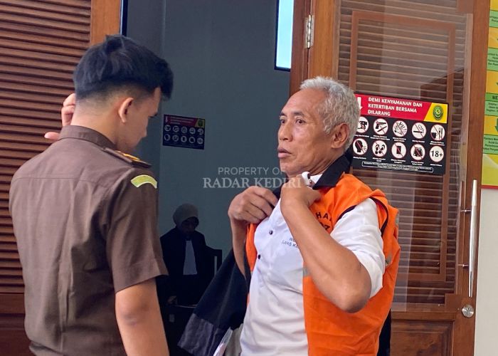 VONIS: Malik Alfian, 59, keluar ruang sidang Candra di Pengadilan Negeri Kota Kediri kemarin siang.