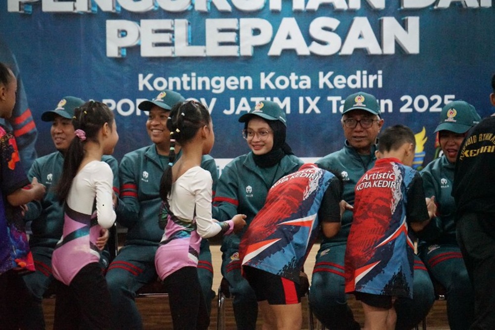 Wali Kota Kediri Vinanda Prameswati (tengah) dan Wawali Qowimuddin Thoha (2 dari kanan) menyalami para atlet bersama pejabat forkopimda dalam pelepasan dan pengukuhan atlet Porprov IX Jatim