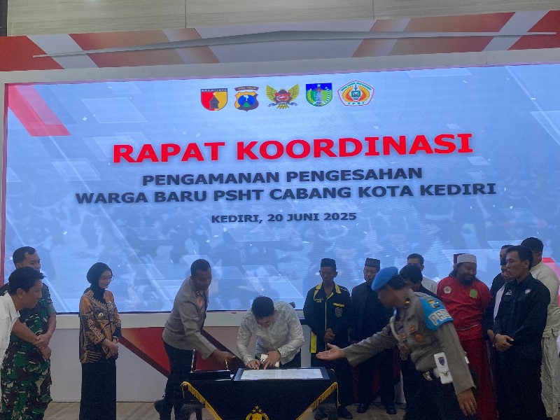 Dari kiri, Dandim 0809 Letkol Inf Ragil Jaka Utama, Wali Kota Vinanda Prameswati, dan Kapolres Kediri Kota AKBP Bramastyo Priaji menyaksikan penandatanganan deklarasi damai pengurus perguruan silat.