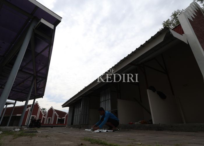 SEPI: Seorang warga sedang beraktivitas di depan lapak kosong di SLG Kediri.