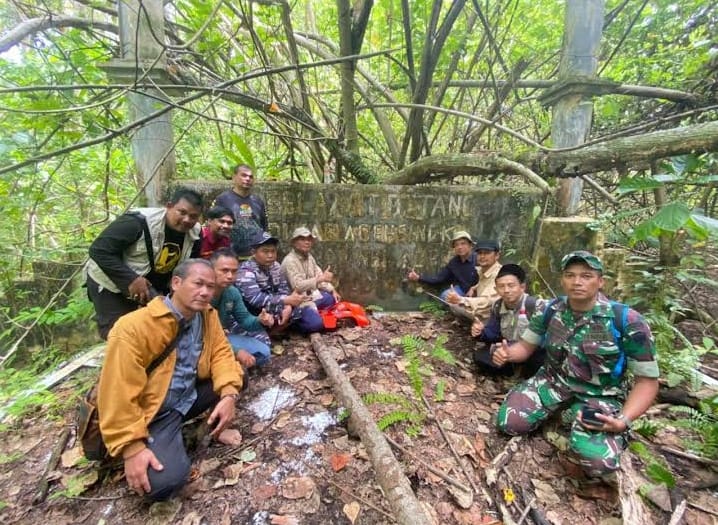 Foto warga di tugu selamat datang Pulau Mangkir Ketek (foto: google maps)