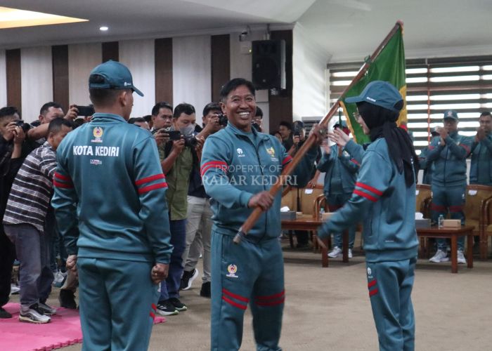 Wali Kota Vinanda mempercayakan kontingen kepada Ketua KONI Kota Kediri Eko Agus Koko untuk mengikuti Porprov Jatim 2025.