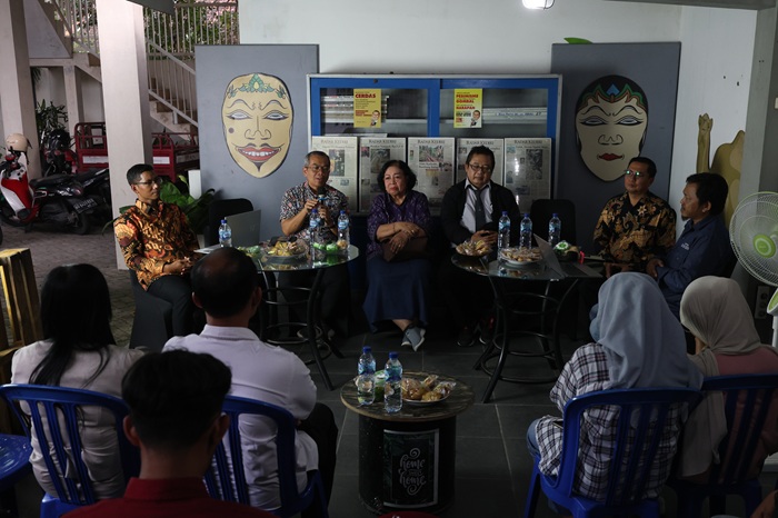 GAYENG: Dari kiri, Dosen Ekonomi UNP Edi Susanto, Kepala BPPKAD Kota Kediri Sugeng Wahyu Purba Kelana, Ketua PHRI Kediri Raya Sri Rahayu, Wakil Ketua PHRI Agung Kartiko, anggota DPRD Kabupaten Kediri