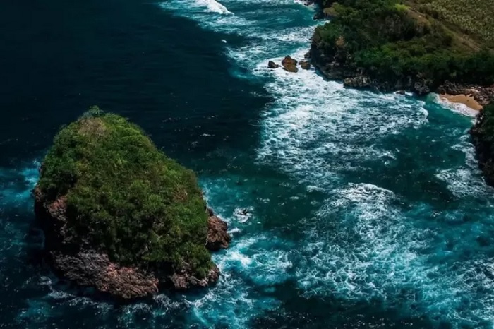 Pantai Peh Ulo jadi salah satu destinasi wisata terhits di Blitar.